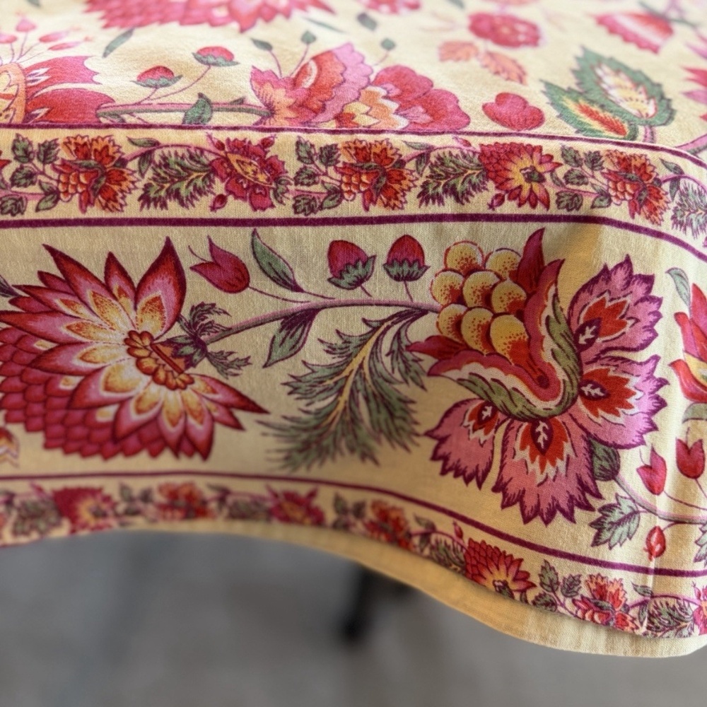 April Cornell 100% cotton tablecloth and 8 napkins! Pretty!